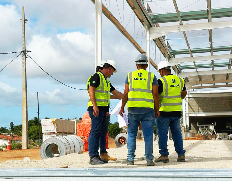 Homens trabalhando na obra.